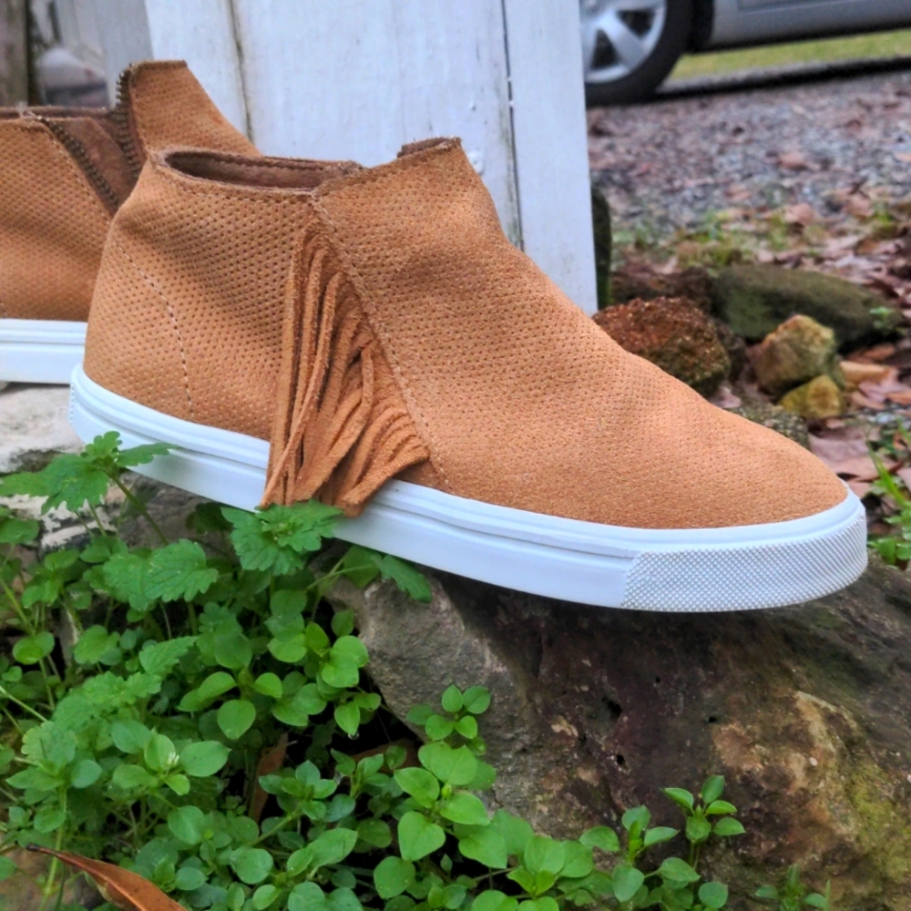 Minnetonka Taupe Suede Fringe Booties w/ Side Zip Closure Rubber Soles